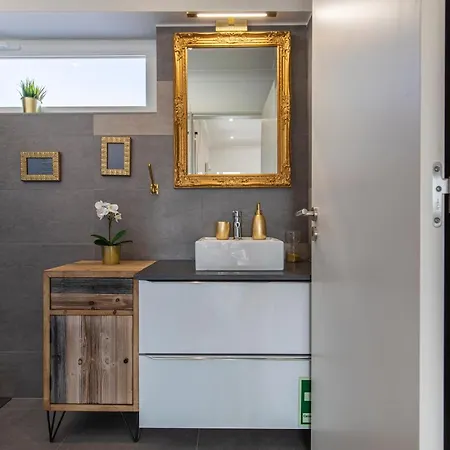 Lovelystay - Sunny 1bdr W/terrace Apartment Lisbon