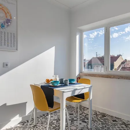 Sunny 1bdr With Terrace By Lovelystay